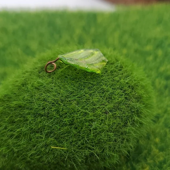 Green Leaf-Shaped Glass Pendant P337 - Picture 3 of 4